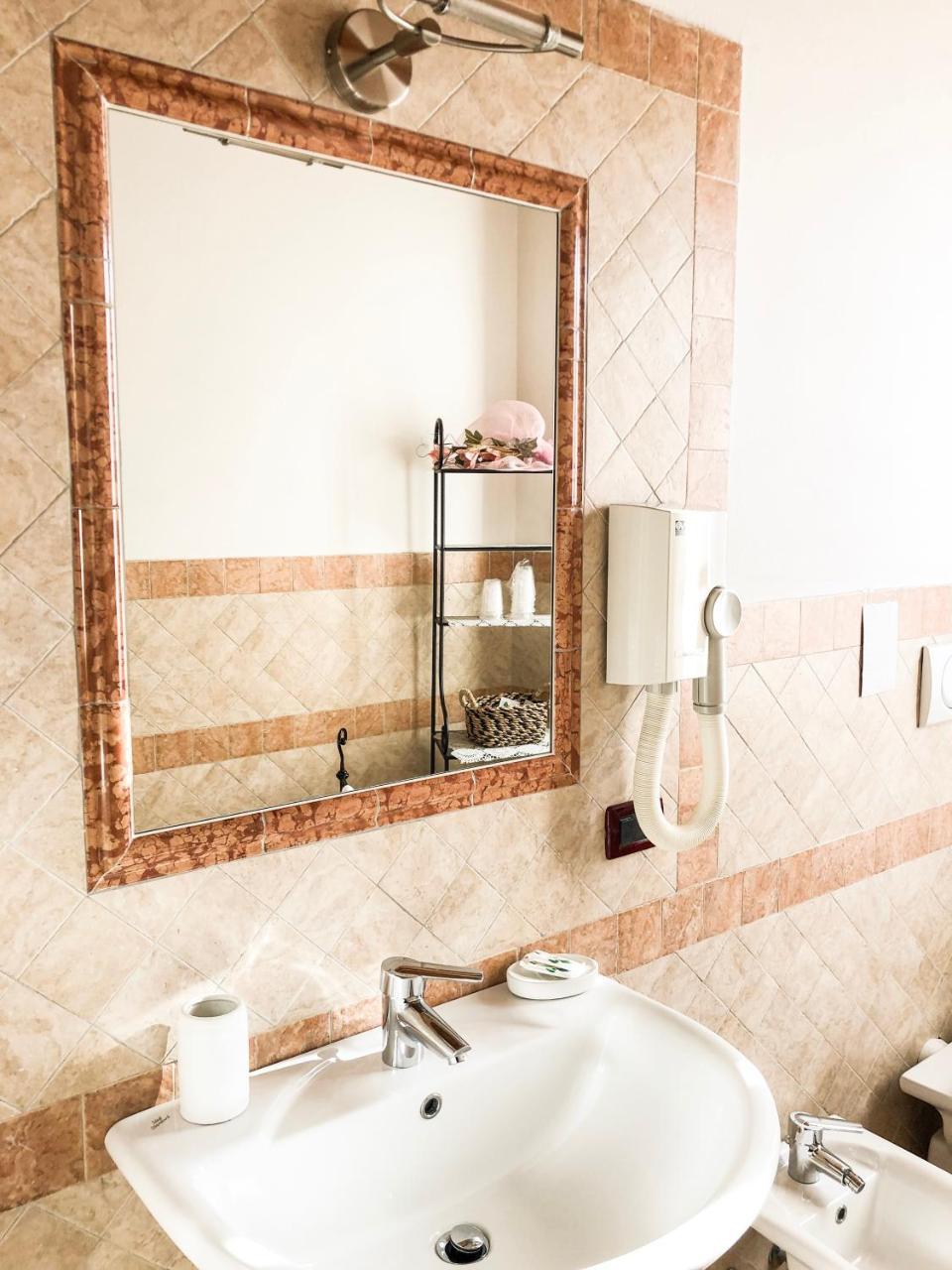 Le Finestre Su Borghetto Hotel วาเลจโจ ซูล มินโช ภายนอก รูปภาพ